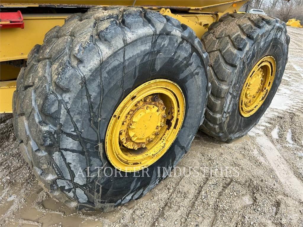 CAT 725C2 Зчленовані самоскиди