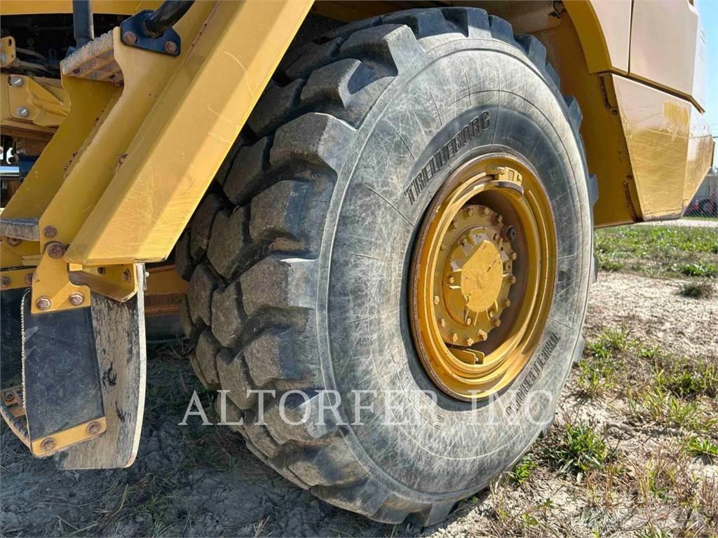 CAT 725C2 Зчленовані самоскиди