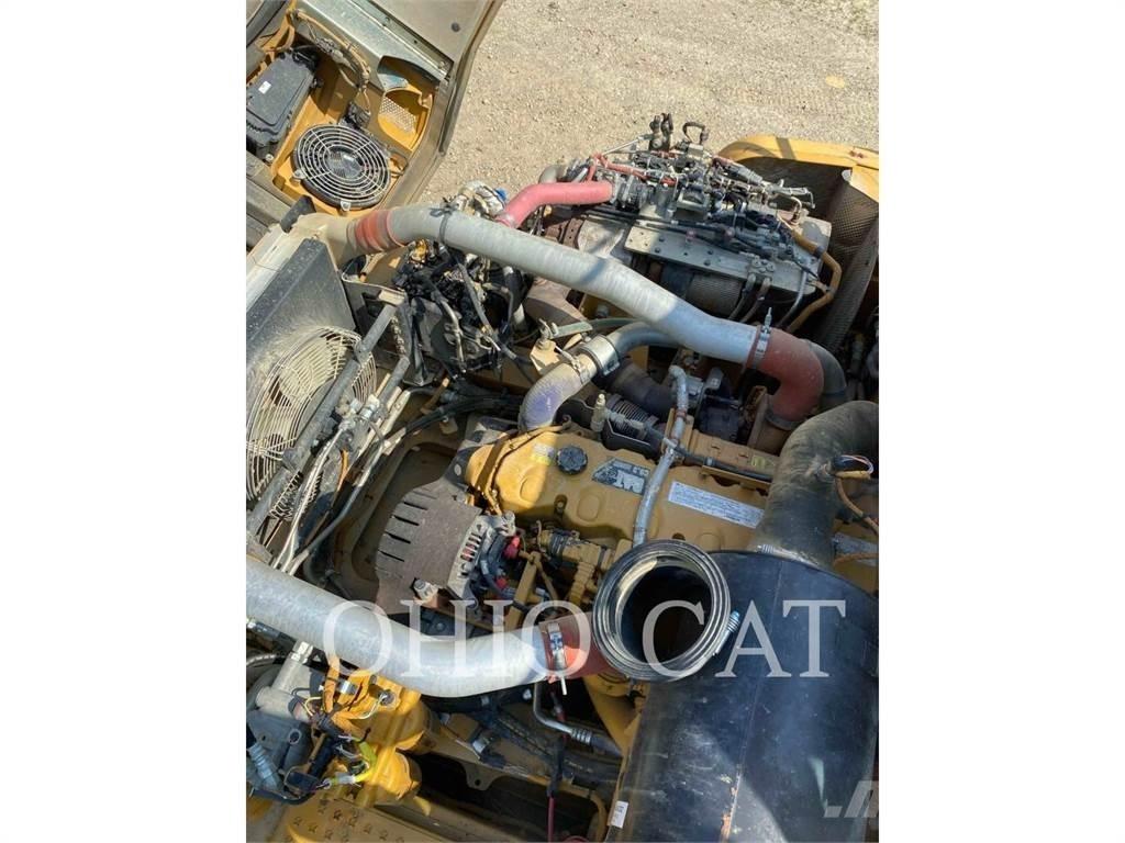 CAT 725C2 Зчленовані самоскиди