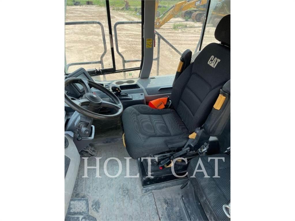 CAT 735 Зчленовані самоскиди
