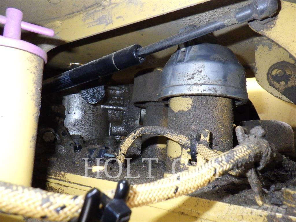 CAT 735 Зчленовані самоскиди