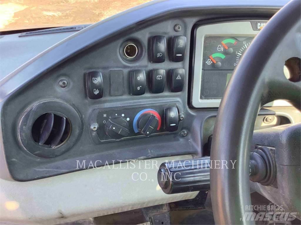 CAT 735C Зчленовані самоскиди