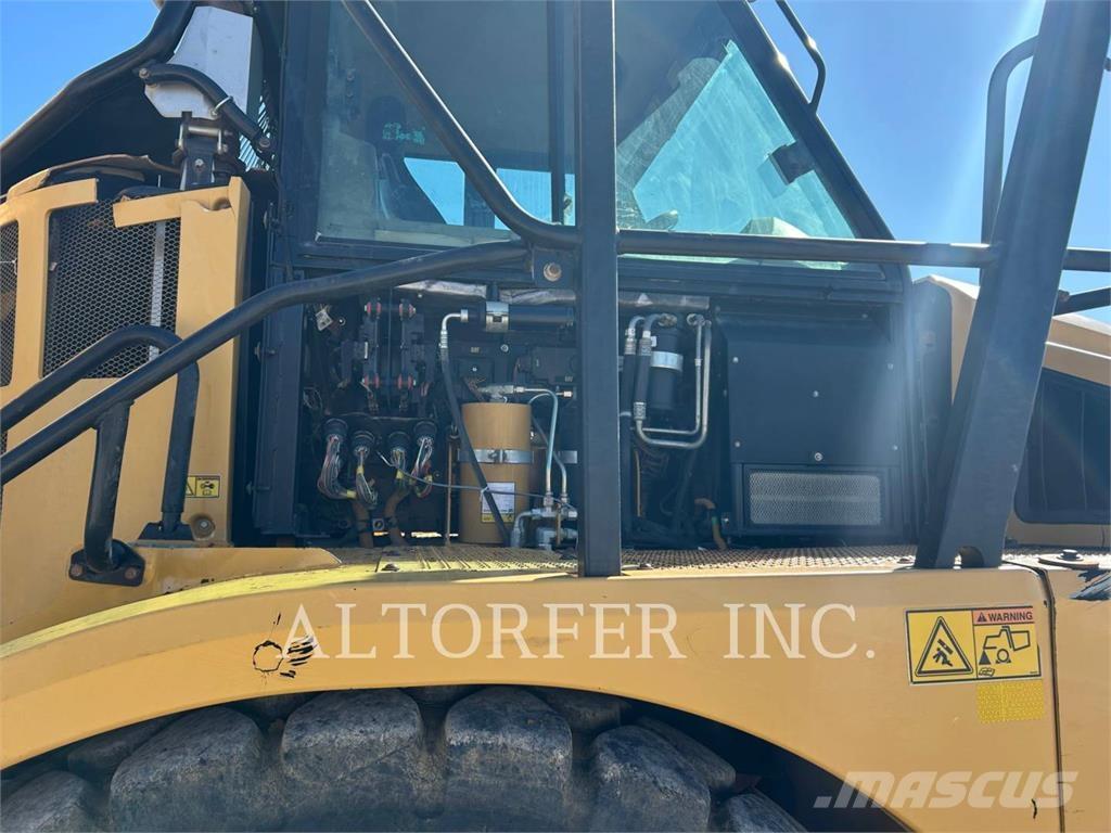 CAT 740B Зчленовані самоскиди