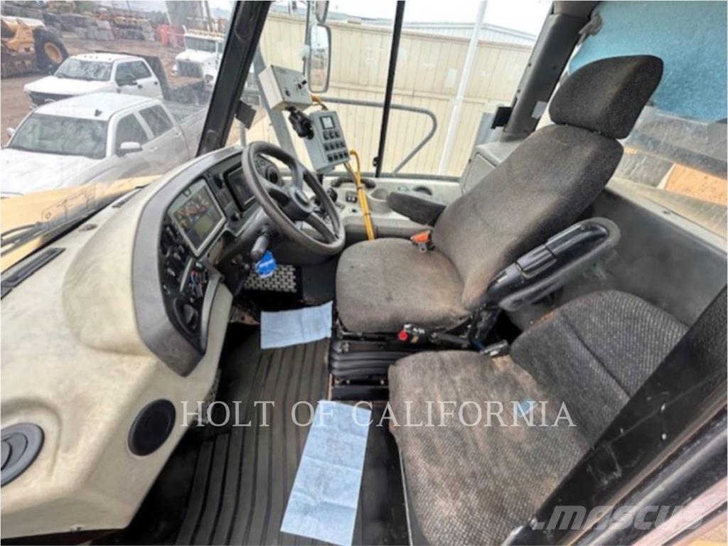 CAT 740B WT Вантажівки-цистерни