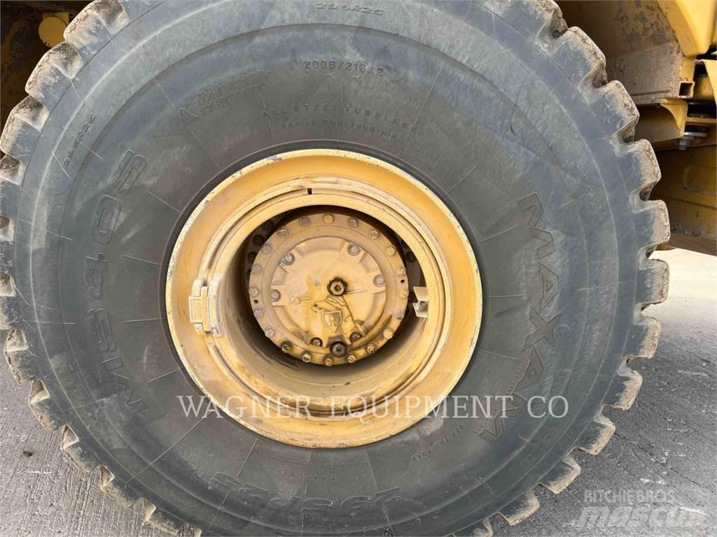 CAT 740B WT Поливальні машини