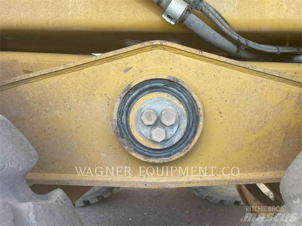 CAT 740B WT Поливальні машини
