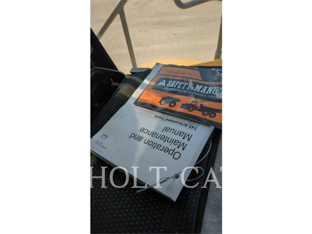CAT 745 Зчленовані самоскиди