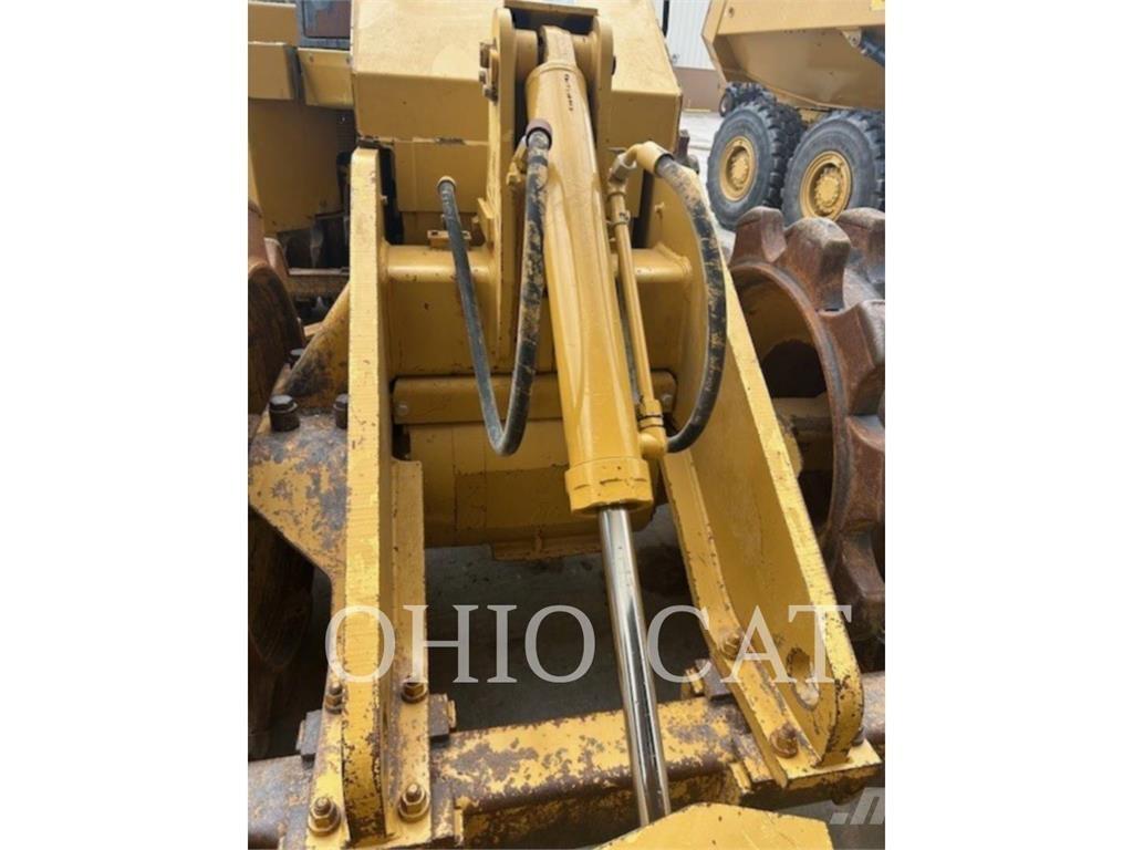 CAT 815F2 Колісні бульдозери