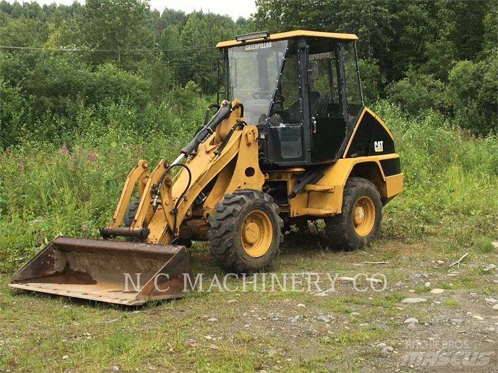 CAT 902 Фронтальні навантажувачі