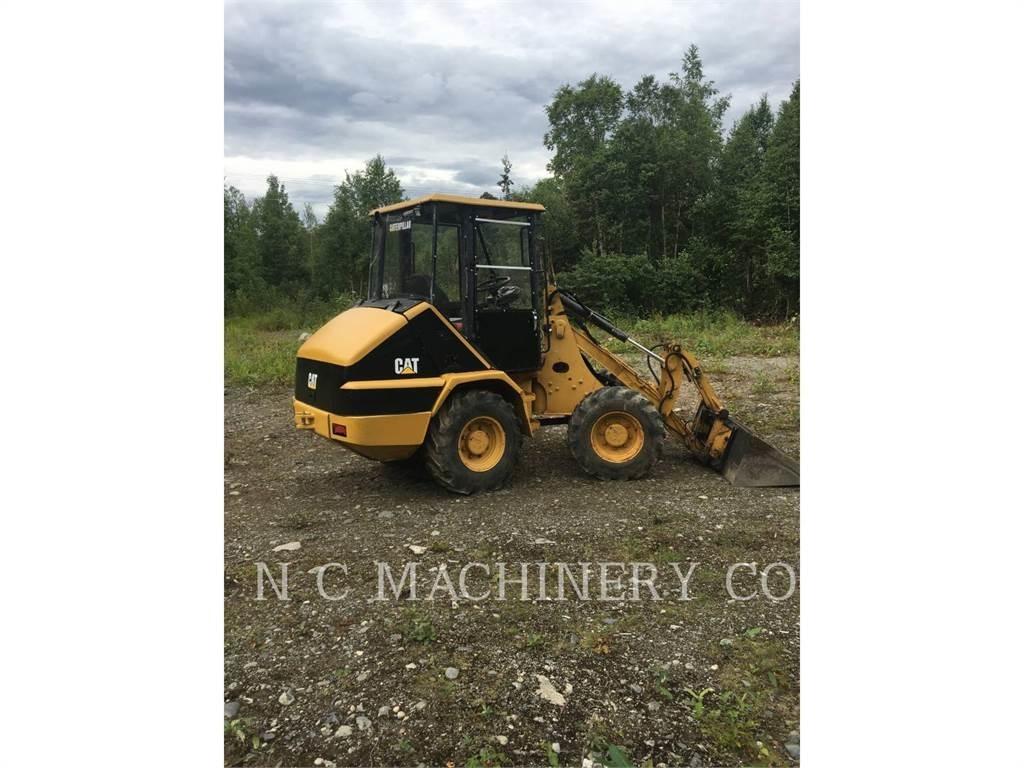 CAT 902 Фронтальні навантажувачі