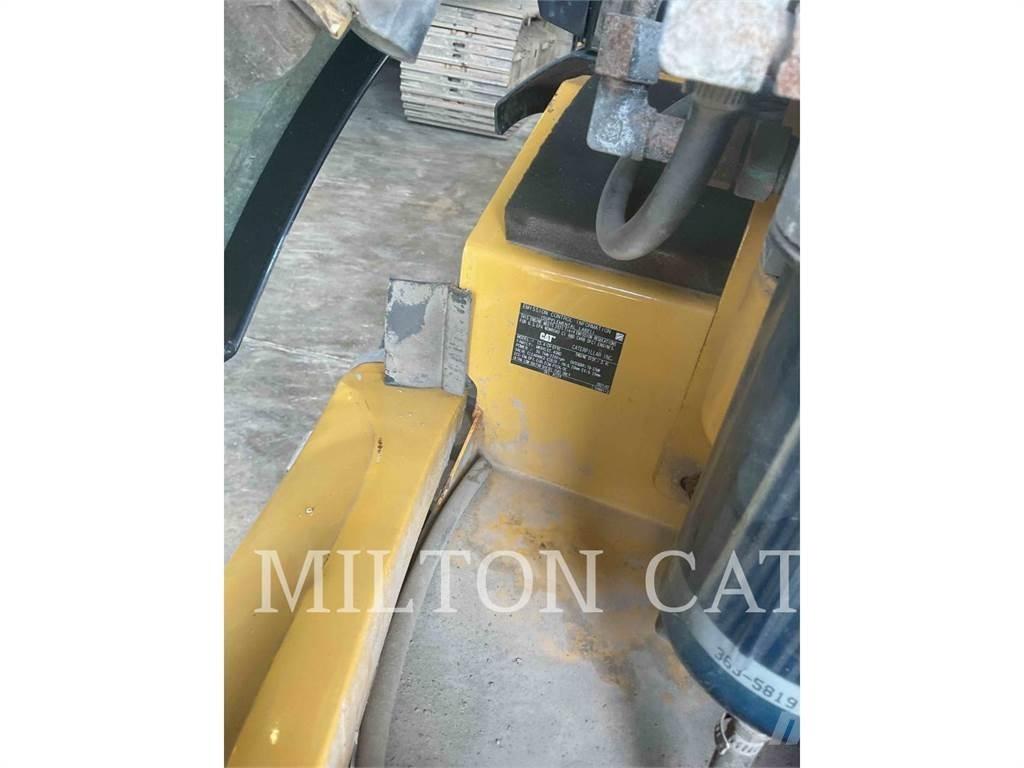 CAT 903D Фронтальні навантажувачі