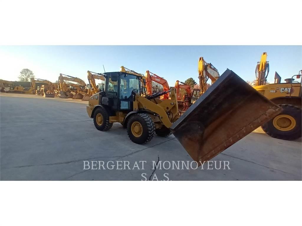 CAT 906 Фронтальні навантажувачі