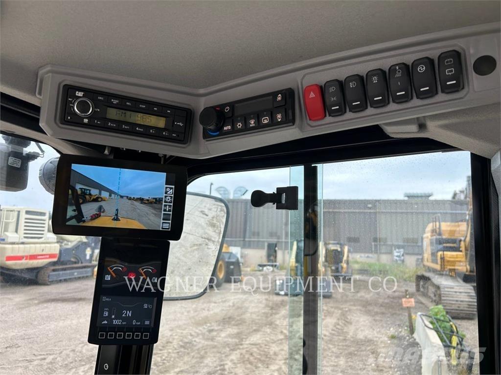 CAT 906 Фронтальні навантажувачі