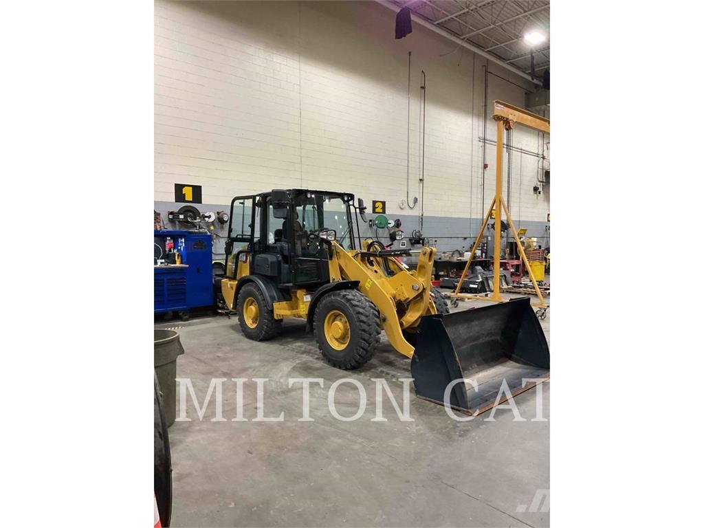 CAT 906 Фронтальні навантажувачі