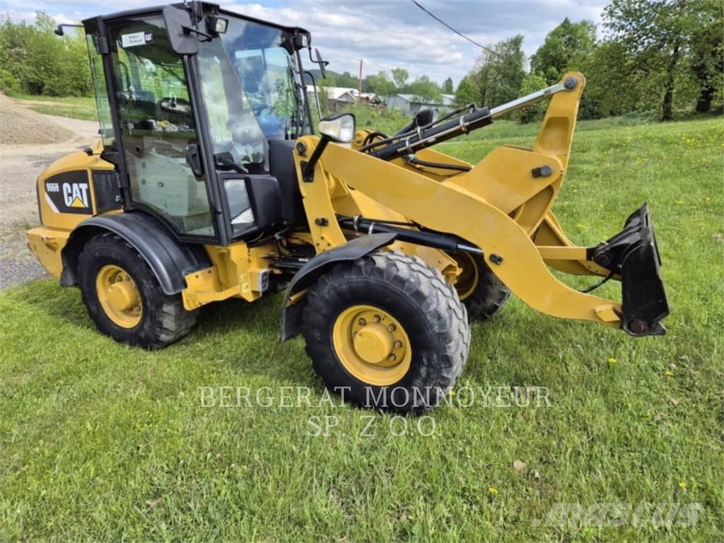 CAT 906H Фронтальні навантажувачі