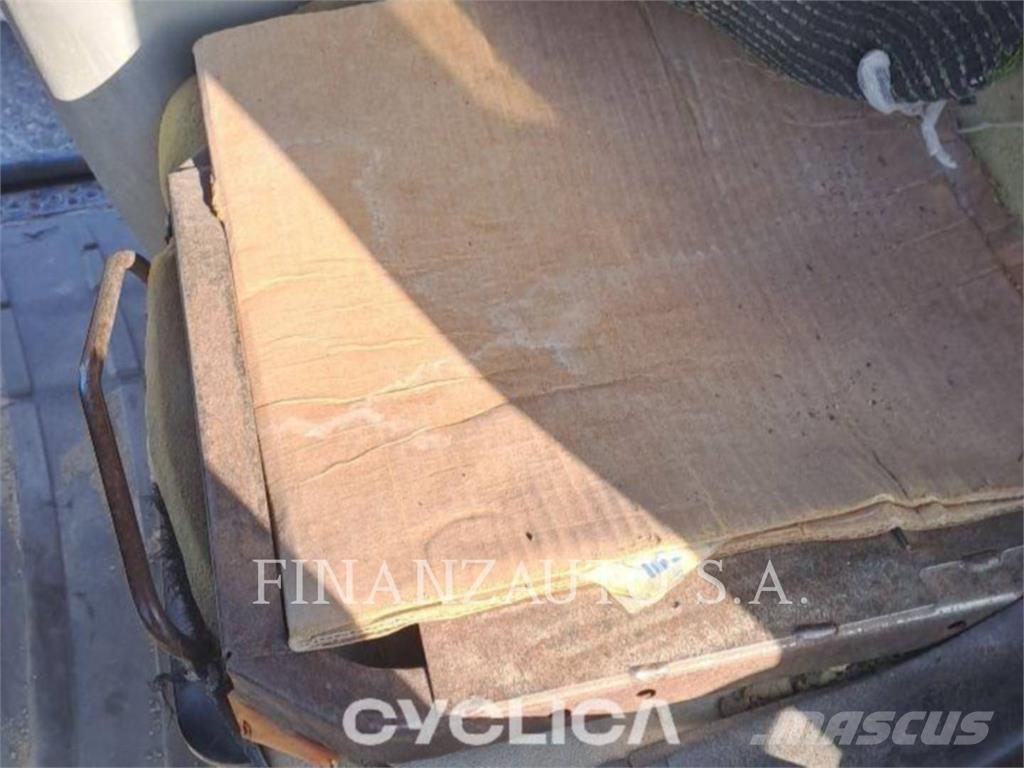 CAT 906H Фронтальні навантажувачі