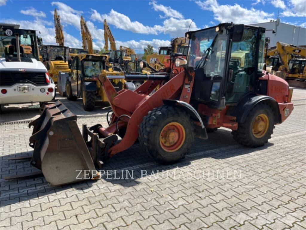 CAT 906H Фронтальні навантажувачі