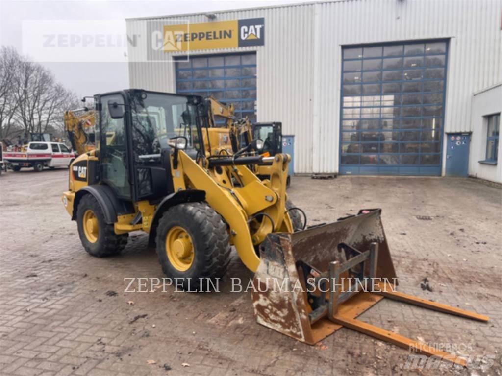 CAT 906M Фронтальні навантажувачі
