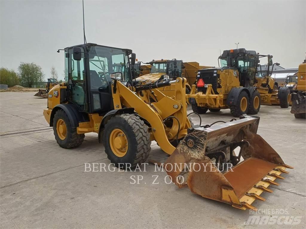 CAT 906M Фронтальні навантажувачі