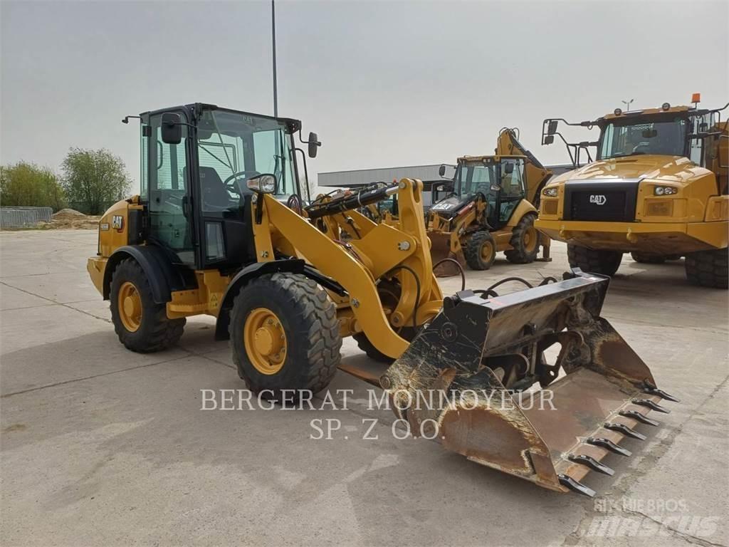 CAT 906M Фронтальні навантажувачі