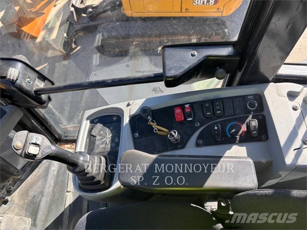 CAT 906M Фронтальні навантажувачі