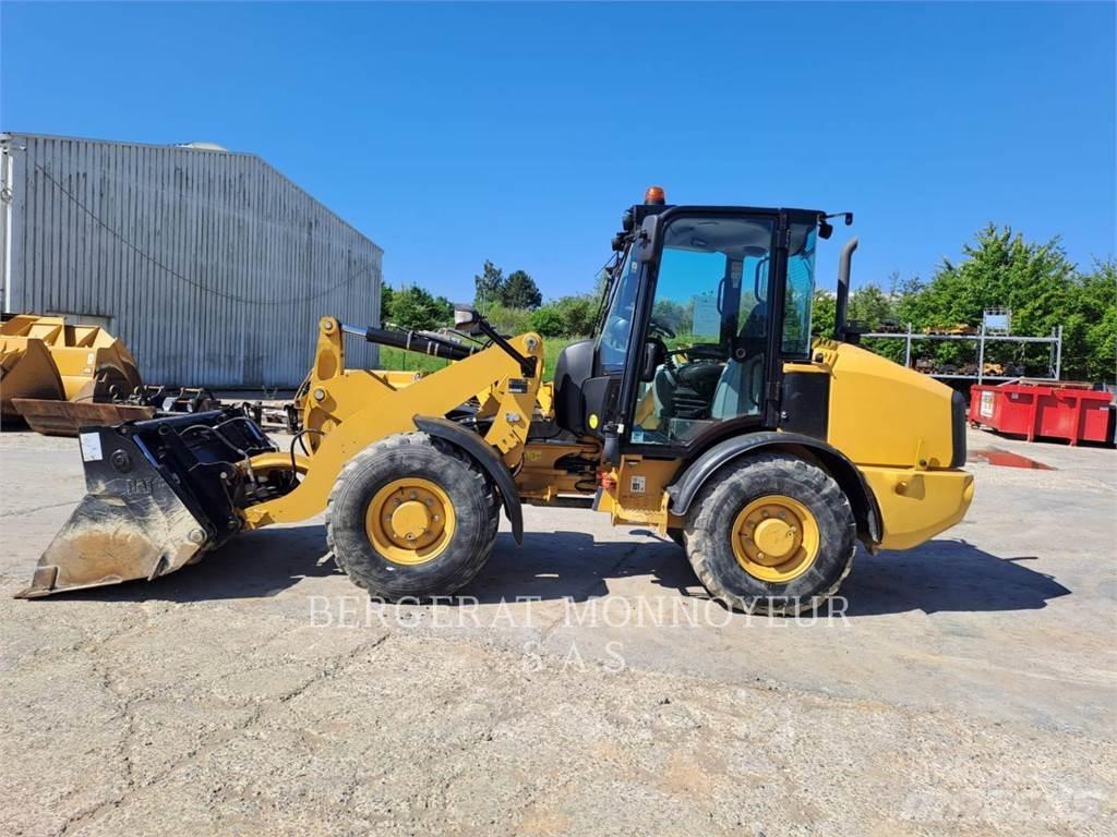 CAT 906M Фронтальні навантажувачі