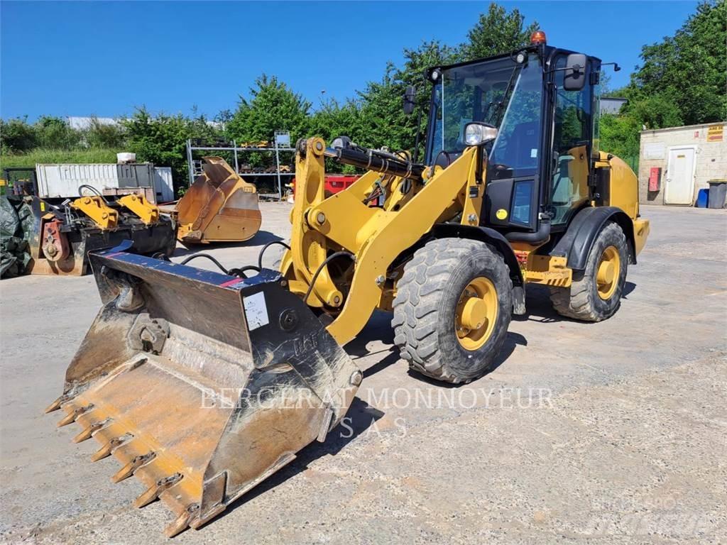CAT 906M Фронтальні навантажувачі