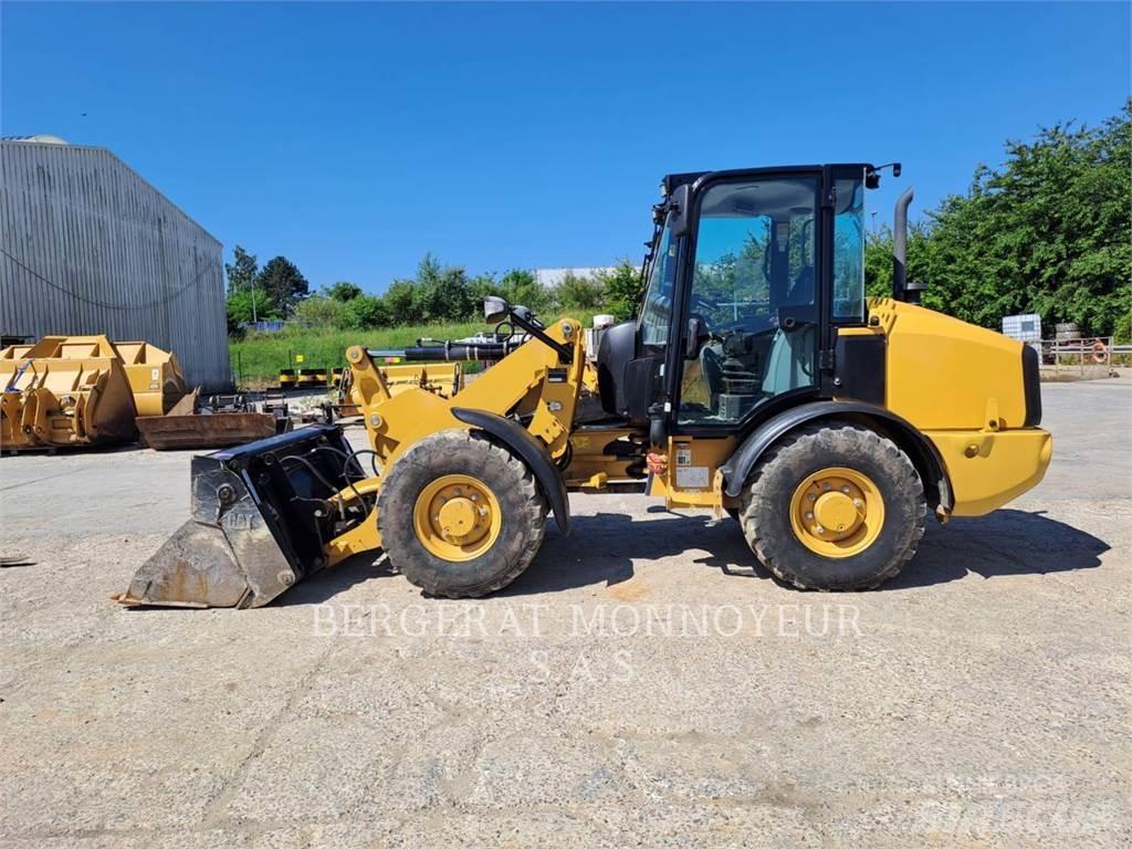CAT 906M Фронтальні навантажувачі