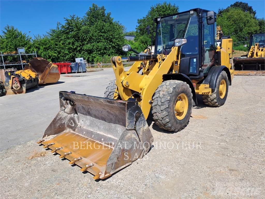 CAT 906M Фронтальні навантажувачі