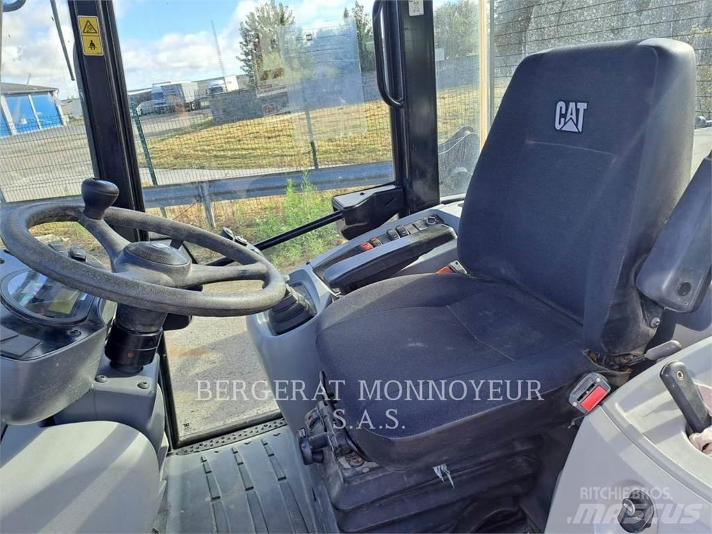 CAT 906M Фронтальні навантажувачі