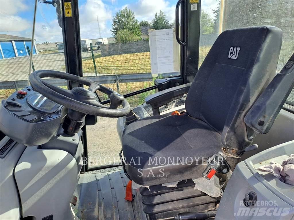 CAT 906M Фронтальні навантажувачі