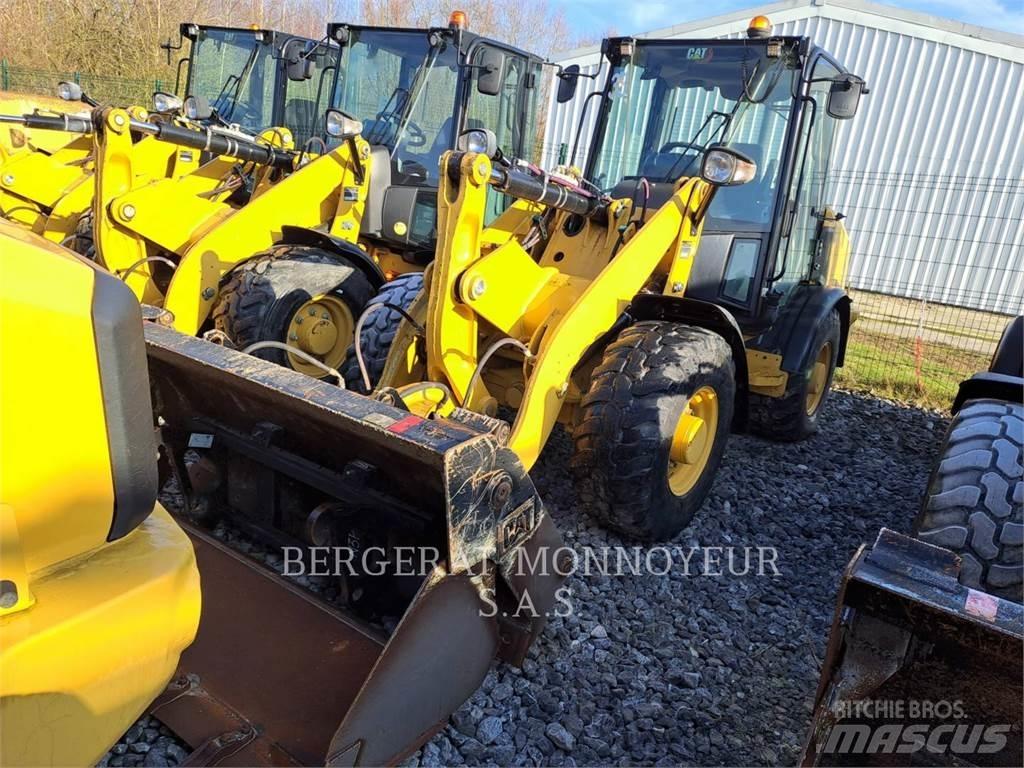 CAT 906M Фронтальні навантажувачі