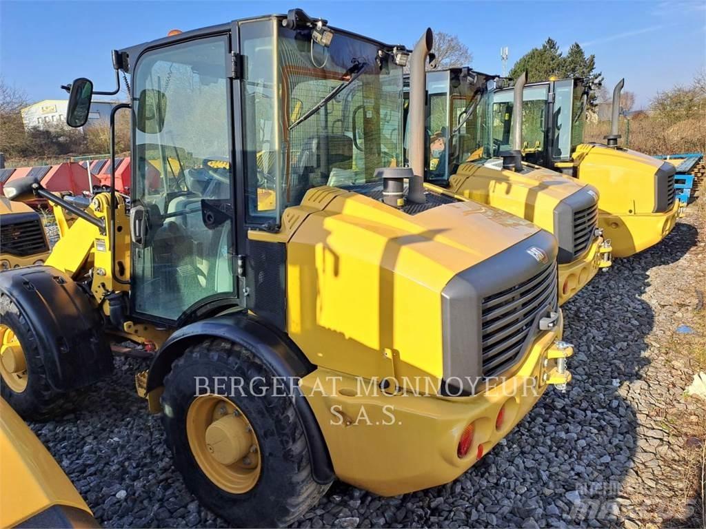 CAT 906M Фронтальні навантажувачі