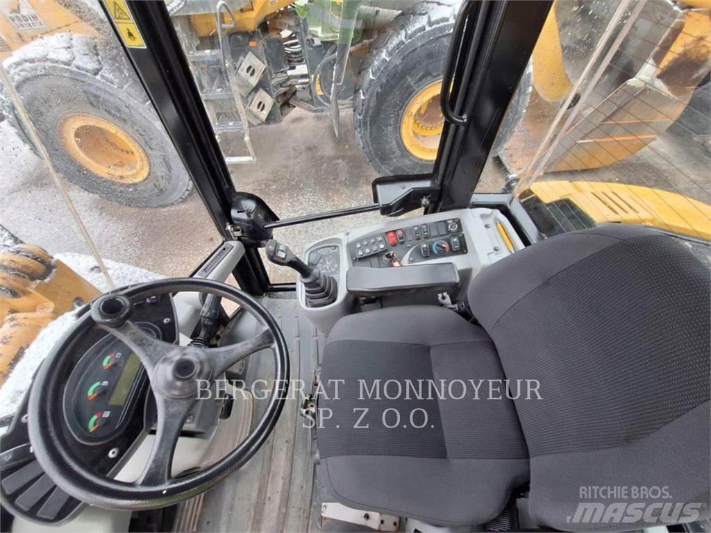 CAT 906M Фронтальні навантажувачі