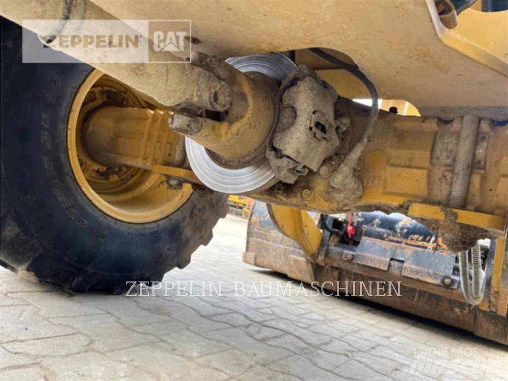 CAT 906M Фронтальні навантажувачі
