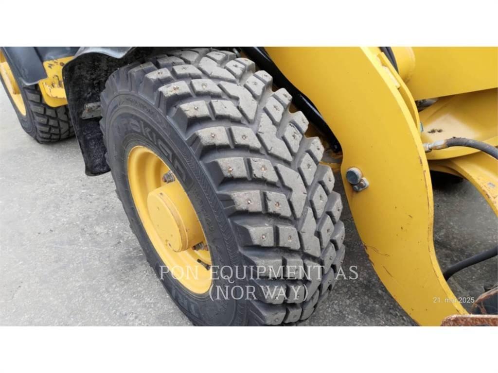 CAT 906M Фронтальні навантажувачі