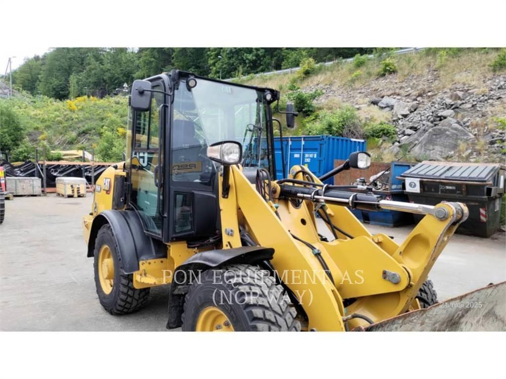 CAT 906M Фронтальні навантажувачі