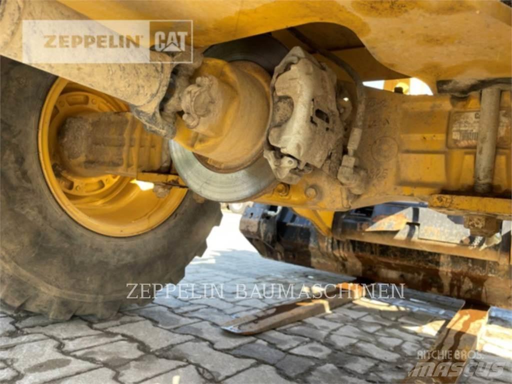 CAT 906M Фронтальні навантажувачі
