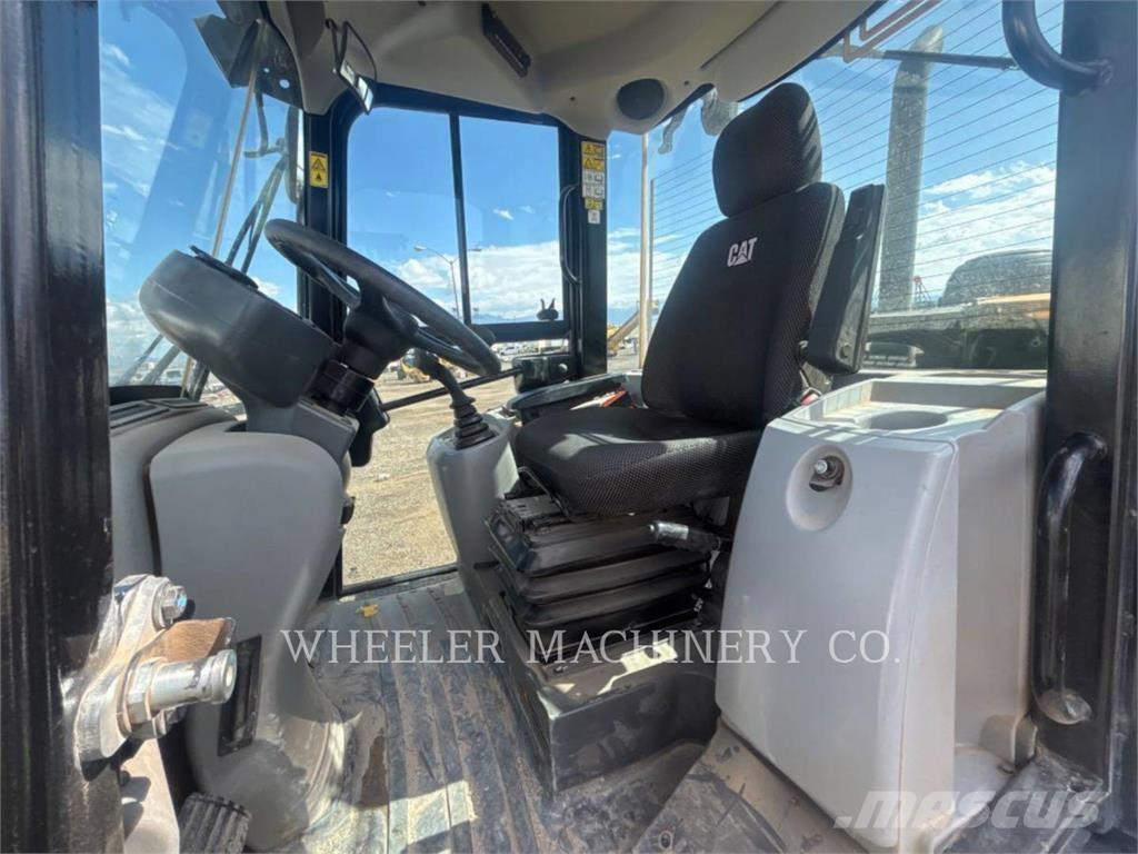 CAT 906M Фронтальні навантажувачі