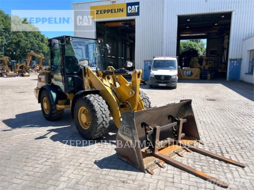 CAT 906M Фронтальні навантажувачі