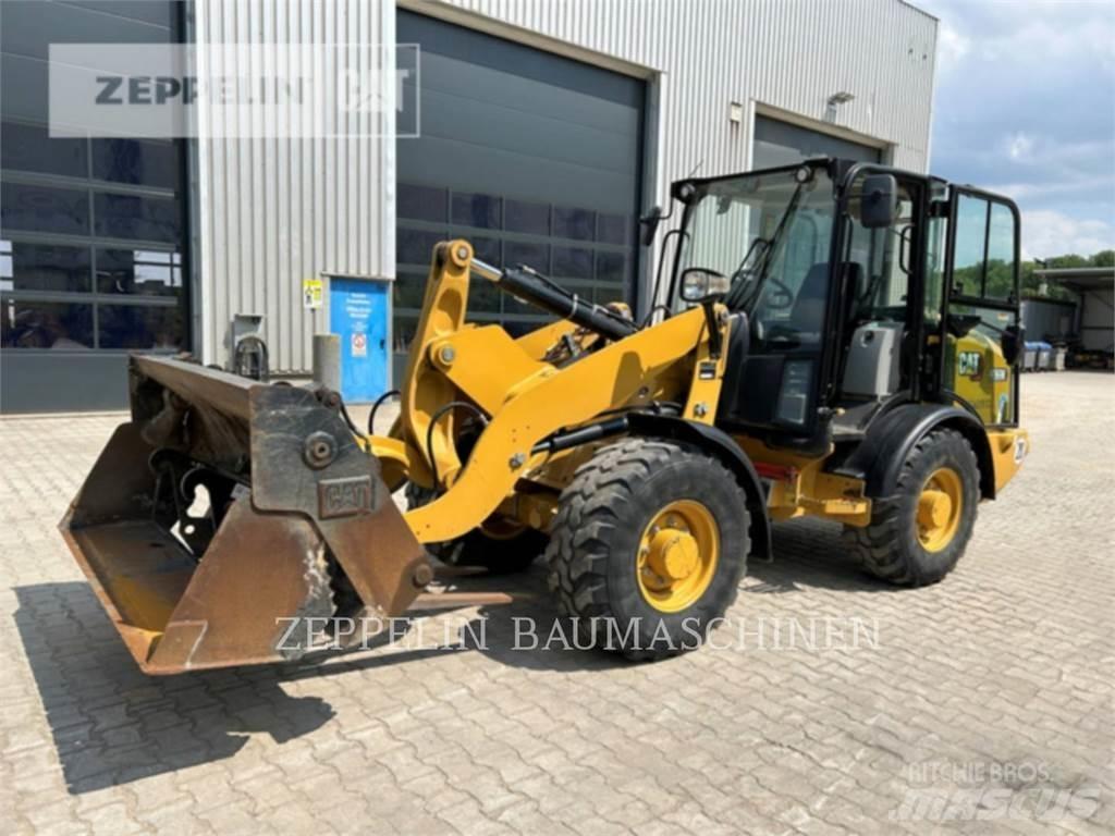 CAT 906M Фронтальні навантажувачі