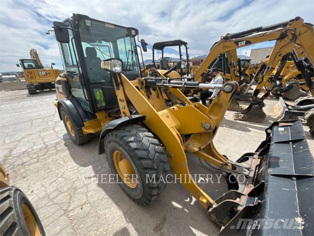 CAT 906M Фронтальні навантажувачі