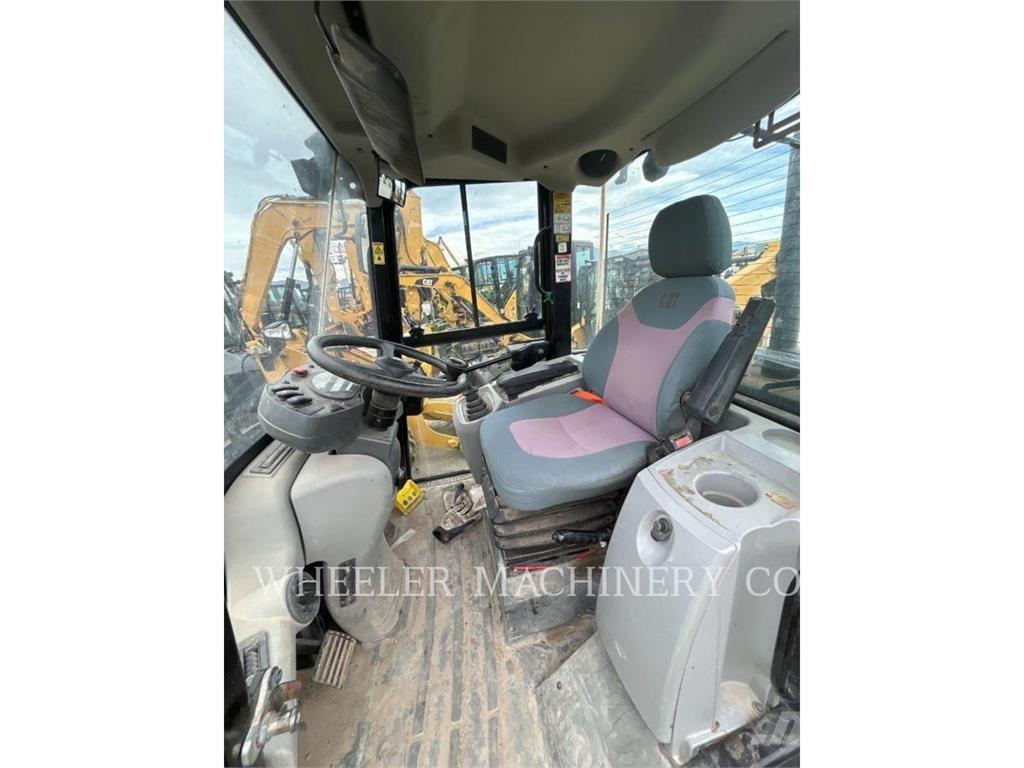 CAT 906M Фронтальні навантажувачі