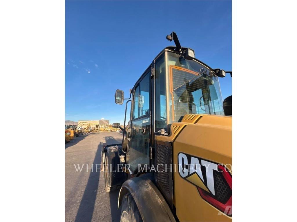 CAT 906M Фронтальні навантажувачі