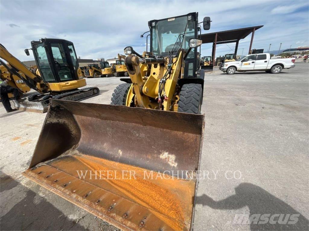 CAT 906M Фронтальні навантажувачі
