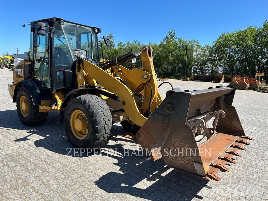 CAT 906M Фронтальні навантажувачі