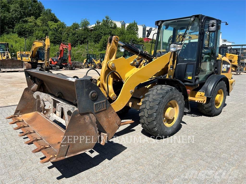 CAT 906M Фронтальні навантажувачі