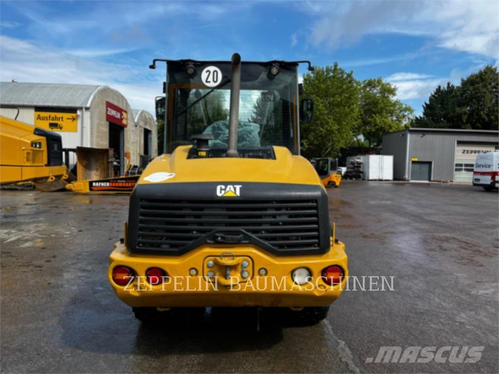 CAT 906M Фронтальні навантажувачі