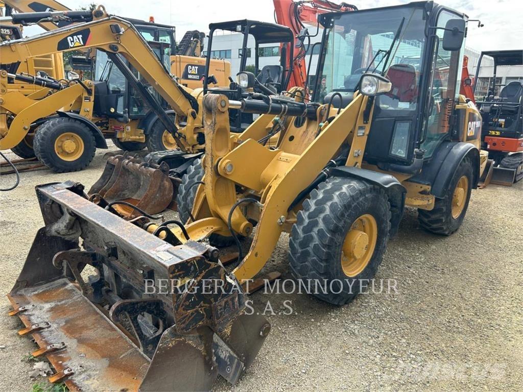 CAT 906M Фронтальні навантажувачі