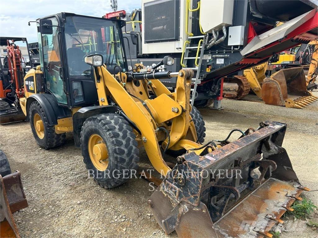 CAT 906M Фронтальні навантажувачі